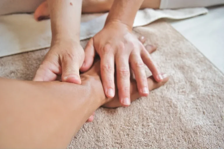 Massagem Nas Maos Em Uma Toalha Marrom UbeslMfS1lk